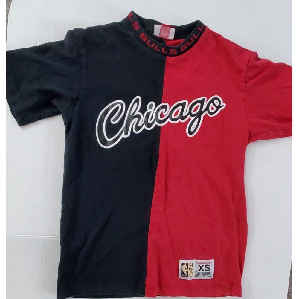 Mitchell and Ness Chicago Bulls‎ Split Short Sleeve T-Shirt Size XS Black/Red